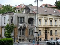 Vila Peroš, Ribnjak 46 A  Prvotni vlasnici bijahu Marko Peroš, slikar i profesor Obrtne škole i supruga Marijeta, operna pjevačica i članica HNK. Prema studiji Nine Gazivoda i Marjane Sironić (Radovi IPU, 44/2, 2020.) sagrađena je između 1904. i 1910., a vjerojatno ju je projektirao sam vlasnik. Od 2020. vlasnik vile je Zaklada „Dostojanstvo i nada“ organizacije OPUS DEI, koja na njezinu mjestu planira duhovni centar. Iako godinama zapuštena, nije stradala od potresa, nego tokom radova rušenje tvrtke Jonig d.d. Nedavno je srušena unatoč zabrani Gradskog zavoda za zaštitu kulture i prirode, a uz dopuštenje Državnog inspektorata.